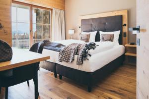 Postel nebo postele na pokoji v ubytování PUR Suites & Chalets