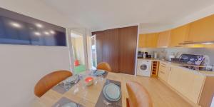 Una cocina con una mesa y sillas en una habitación. en Le Celia, en Cavalaire-sur-Mer