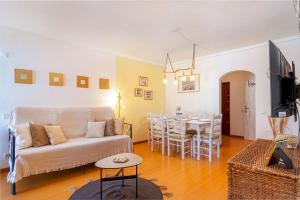 a living room with a couch and a dining room at Downtown & Beach in Albufeira