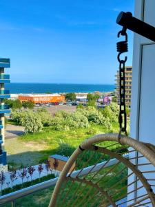 uma vista para o oceano a partir da varanda de um condomínio em Aqua Vista NUBA 5 - Vedere Top la Mare - Summerland em Mamaia