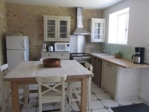 Dapur atau dapur kecil di Maison provençal avec PISCINE