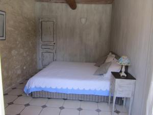 Katil atau katil-katil dalam bilik di Maison provençal avec PISCINE