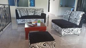 un soggiorno con divano e tavolino da caffè di HOSTAL JOSE NAVARRO a Guadalupe
