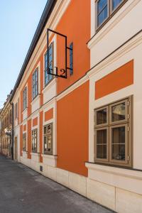 un edificio naranja y blanco en una calle en r12 Apartments en Győr