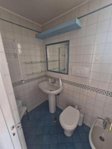 ein Bad mit einem WC und einem Waschbecken in der Unterkunft Le Anfore in Anacapri