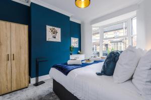 Un pat sau paturi într-o cameră la Spacious 4-bed house in Crewe by 53 Degrees Property, ideal for Business & Contractors, Great Location - Sleeps 8
