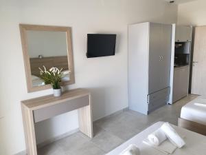 A television and/or entertainment centre at Blue Horizon