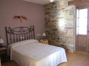 A bed or beds in a room at Hotel Rural El Molinero de Santa Colomba de Somoza