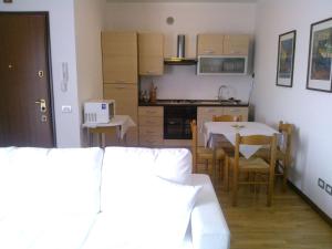 una piccola cucina e una sala da pranzo con tavolo e sedie di Castelgabbiano a Castel Gabbiano