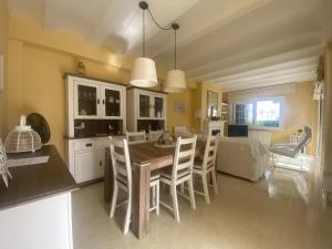 A kitchen or kitchenette at R17 Casa MERCÉ RODOREDA