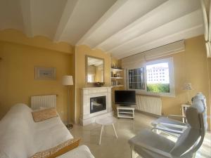 A television and/or entertainment centre at R17 Casa MERCÉ RODOREDA