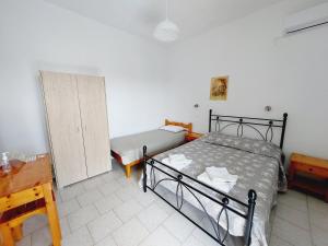A bed or beds in a room at HARRY'S STUDIOS