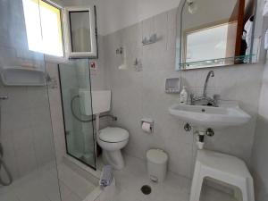 A bathroom at HARRY'S STUDIOS