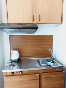 A kitchen or kitchenette at HARRY'S STUDIOS