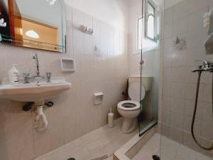 A bathroom at HARRY'S STUDIOS