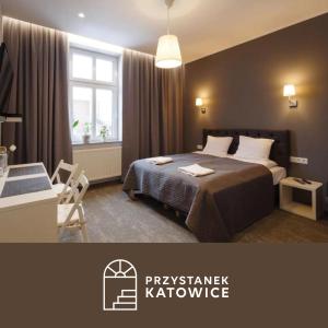 Habitación de hotel con cama y ventana en Przystanek Katowice Mariacka 26, en Katowice