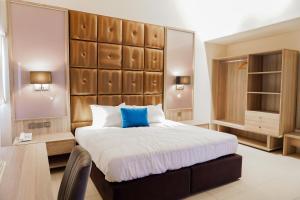 Rúm í herbergi á Lala's Boutique Hotel