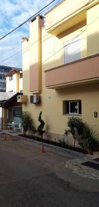 un edificio con conos naranjas delante de él en Vila 57 HOTEL, en Tirana