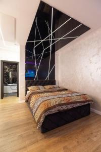 um quarto com uma cama com uma parede preta em Foča Apartmani "Story Lux" em Foca