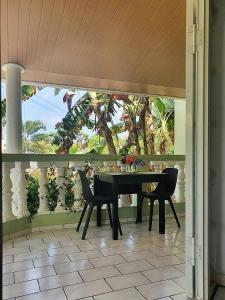 Apartment GreenFlash في كراليندايك: غرفة طعام مع طاولة وكراسي وشرفة
