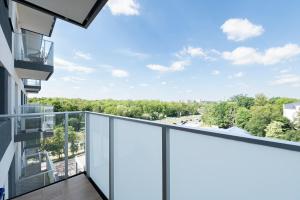 Appartamento dotato di balcone con vista sulla strada. di Luxury in City -5- Free Parking a Łódź