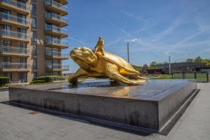 eine goldene Statue einer Schildkröte, in der Unterkunft Appartement 2 chambres 200m plage Nieuwpoort Bad in Nieuwpoort