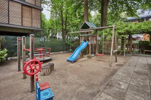 plac zabaw ze zjeżdżalnią i huśtawką w obiekcie Apartamenty Świnoujście - Villa Stil 1 w Świnoujściu