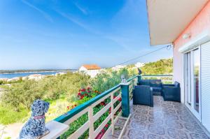 Ein Balkon oder eine Terrasse in der Unterkunft Apartments Opsenica