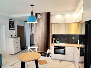 Kuchyňa alebo kuchynka v ubytovaní Super Centrum Szymborskiej 2 z parkingiem podziemnym Apartamenty LUNA Bialystok