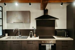Kuchnia lub aneks kuchenny w obiekcie La Villetta SPA -logement atypique