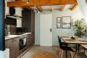 Kuchnia lub aneks kuchenny w obiekcie La Villetta SPA -logement atypique