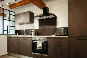 Kuchnia lub aneks kuchenny w obiekcie La Villetta SPA -logement atypique