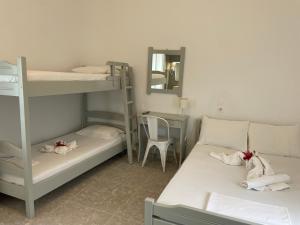 Postel nebo postele na pokoji v ubytování Simos Camping Elafonisos & Bungalows