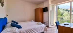 En eller flere senger på et rom på Hotel Casa Marinella