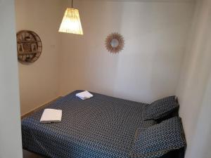 מיטה או מיטות בחדר ב-Maison en campagne