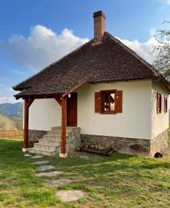 a small white house with a roof at Rudnički Eko Breg in Rudnik Kačerski