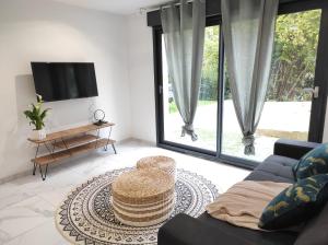 Televízia a/alebo spoločenská miestnosť v ubytovaní L'escapade.T2 ☆ Jardin ☆ Spacieux ☆ Calme