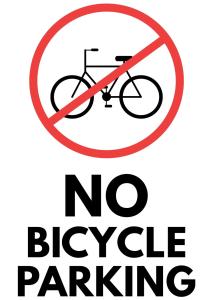 un cartel que dice que no hay aparcamiento de bicicletas con una bicicleta dentro en Lou Mistral, en Moustiers-Sainte-Marie