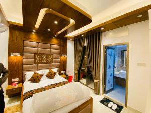 库克斯巴扎Beach Queen Resort的一间带大床的卧室和一间浴室