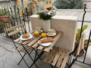 un tavolo con due piatti di cibo e due tazze di succo d'arancia di Nice Renting - Love Room Massena - Luxe Room - Jacuzzi - Terrace - King Bed - AC a Nizza