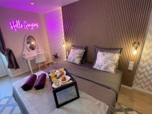 una camera da letto con un letto e un vassoio di cibo sopra di Nice Renting - Love Room Massena - Luxe Room - Jacuzzi - Terrace - King Bed - AC a Nizza
