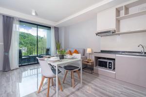 Kuchyň nebo kuchyňský kout v ubytování Tropical Living Surin Beach Phuket