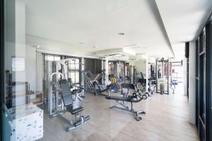 Fitness centrum a/nebo fitness zařízení v ubytování Tropical Living Surin Beach Phuket