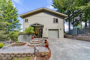 una casa con garaje y entrada en Lost Coast Hideaway, en Shelter Cove