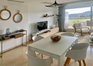 sala de estar con mesa blanca y sillas en Appartement du Bonheur, en La Cala de Mijas