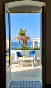 eine offene Tür zu einer Terrasse mit Meerblick in der Unterkunft Casa Cristina in Torre Canne