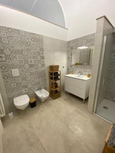 A bathroom at M.Mansion