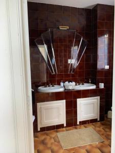 a bathroom with two sinks and a mirror at Casa Le Cicale in Porto Istana