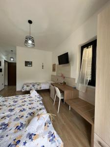 Televízia a/alebo spoločenská miestnosť v ubytovaní Bellavista Rooms