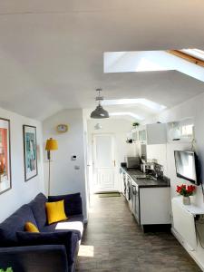 ein Wohnzimmer mit einem Sofa und einer Küche in der Unterkunft West Park Annex Central Wolverhampton in Wolverhampton